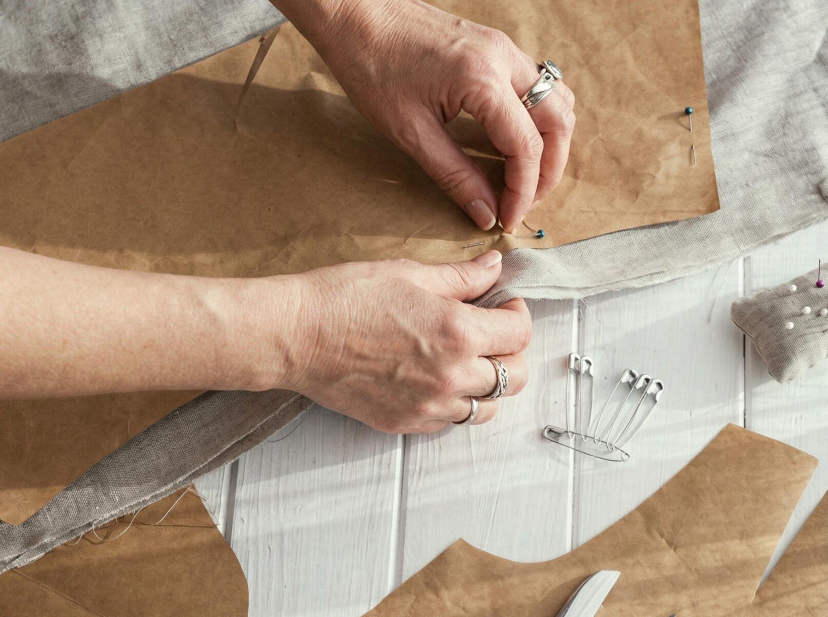 Ilustração de tecido e detalhes elegantes representando roupas sob medida para mãe da noiva